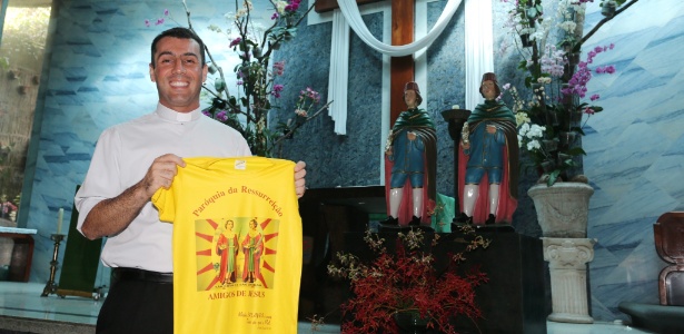 Diácono da paróquia, Coelho mostra camiseta que será usada pelos jovens - Fabiano Rocha/Agência O Globo