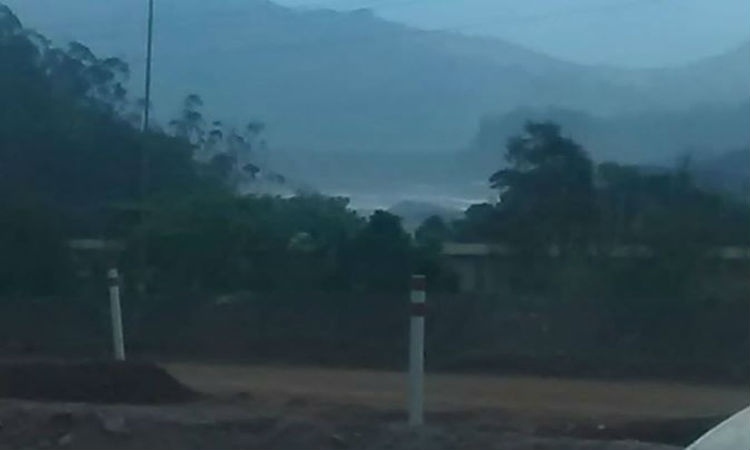 5.nov.2015 - A barragem da mineradora Samarco Fundão, no sub-distrito de Bento Rodrigues, distrito de Santa Rita Durão, em Mariana (MG), 115 Km de Belo Horizonte, rompeu por volta de 16h30 desta quinta-feira (5). De acordo com o Corpo de Bombeiros, pelo menos dez pessoas estão desaparecidas. Existe a possibilidade de que algumas pessoas tenham ficado ilhadas e outras sido soterradas - Deisyane Oliveira/Facebook