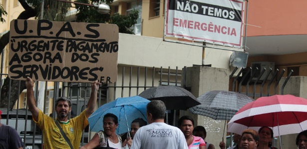 Funcionários terceirizados do Hospital Universitário Pedro Ernesto, no Rio, protestam contra o atraso no pagamento de salários em janeiro - Paulo Campos/Estadão Conteúdo