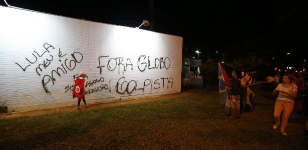 Imprensa é hostilizada por militantes; grupo protesta contra Globo - Pedro Ladeira/Folhapress