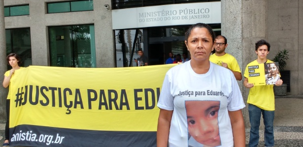 Terezinha participa de protesto contra o arquivamento do processo em frente ao Ministério Público, no Rio - Paula Bianchi/UOL