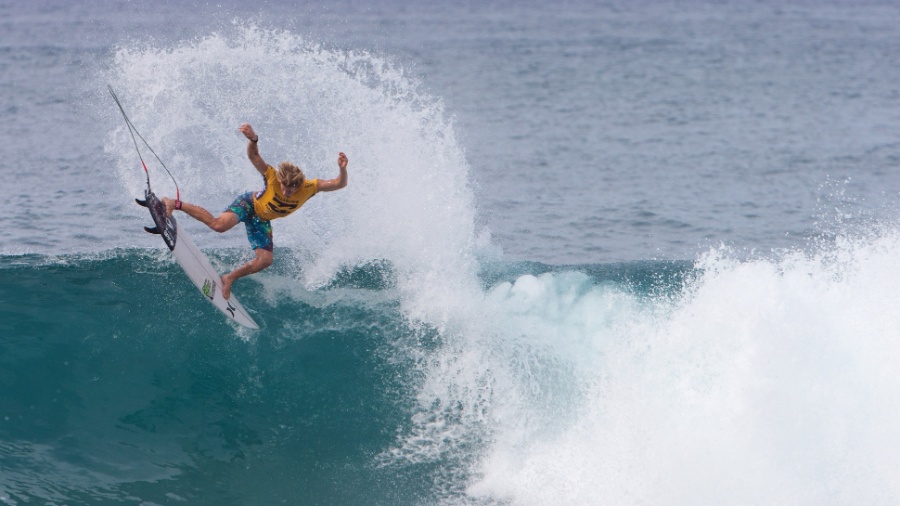 19.dez.2016 - Surfista americano John John Florence participa do segundo dia de competição do Billabong Pipe Masters em Pipeline, em Oahu no Hawaii (EUA) - Brian Bielmann/AFP