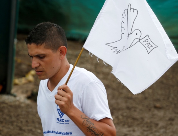 27.jun.2017 - Rebelde das Farc segura bandeira branca após abandono de armas em Mesetas, na Colômbia - Jaime Saldarriaga/Reuters