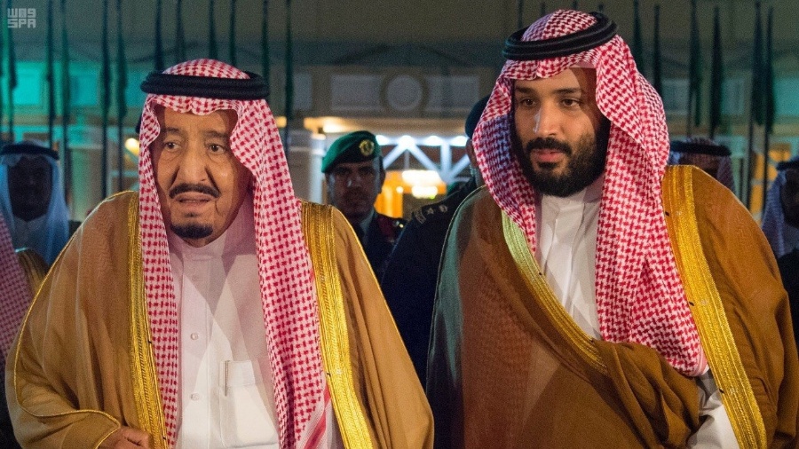 O rei da Arábia Saudita Salman bin Abdulaziz Al Saud (esq.) ao lado de seu filho e príncipe Mohammed bin Salman, em Riade - Saudi Press Agency via Reuters