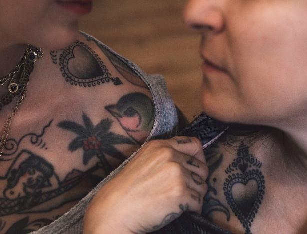 Virginia Elwood e Stephanie Tamez, tatuadoras que fizeram a mesma tatuagem com tinta que contém o DNA de da uma delas, em Saved Tattoo, em Nova York. - Nathan Bajar/The New York Times