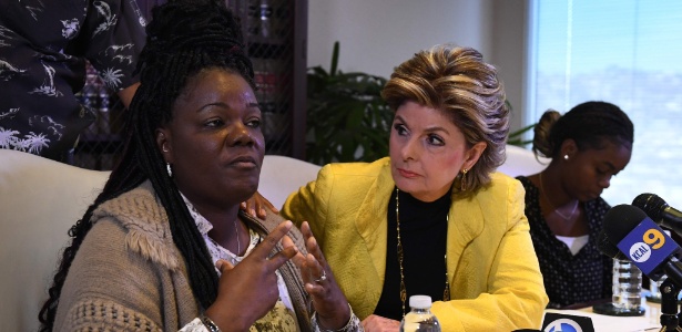 Essie Grundy (esquerda) ao lado de sua advogada Gloria Allred durante o anúncio de processo por discriminação racial contra a rede Walmart - Mark Ralston/AFP