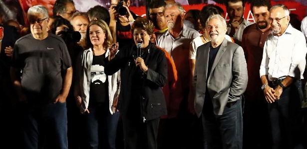 Ao lado de Gleisi Hoffmann, a ex-presidente Dilma Rousseff discursa em ato final da caravana
