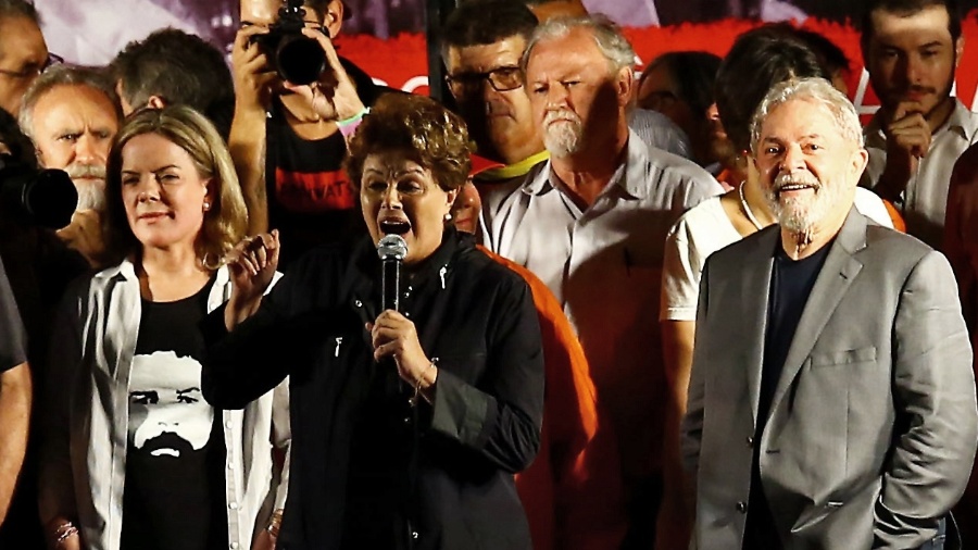 Ao lado de Gleisi Hoffmann, a ex-presidente Dilma discursa em ato da caravana do ex-presidente Lula em Curitiba - Heuler Andrey 28.mar.2018 /AFP