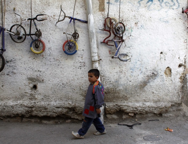 Menino palestino caminha no campo de refugiados al-Amari, na cidade de Ramallah, Cisjordânia - Ammar Award/Reuters