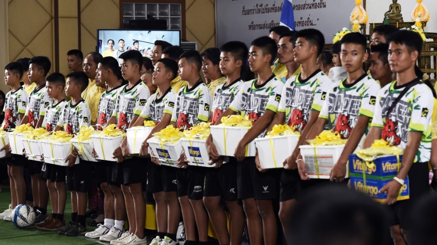 Doze garotos ficaram presos em caverna tailandesa no ano passado - AFP PHOTO/Lillian SUWANRUMPHA