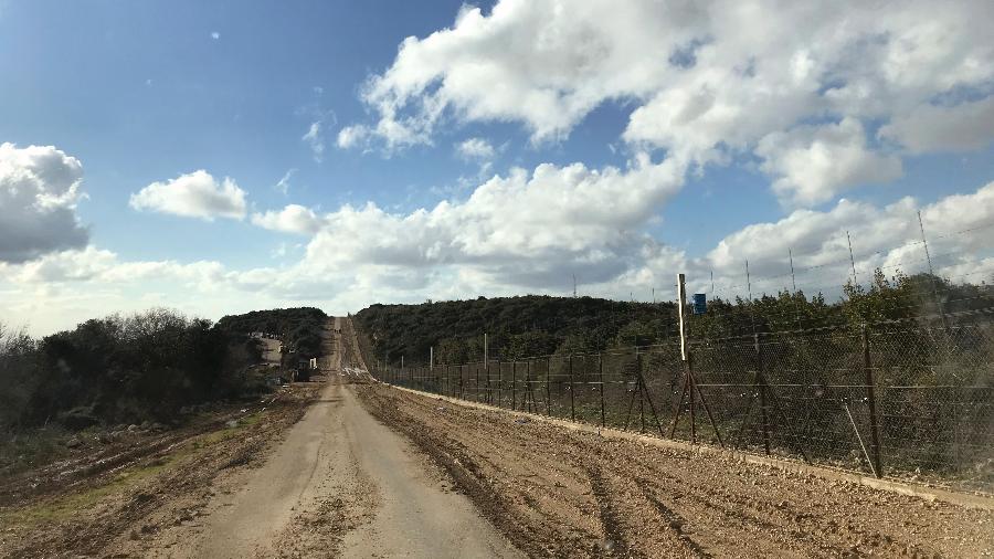 Uma estrada corre ao longo da fronteira entre Israel e o Líbano, conhecida localmente como Linha Azul - Bret Stephens/The New York Times