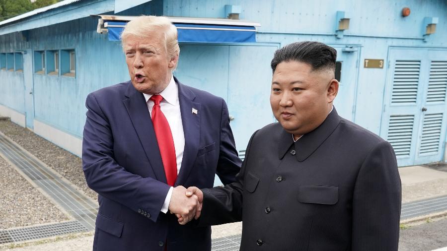 30.jun.2019 - O presidente dos Estados Unidos, Donald Trump, e o líder da Coreia do Norte, Kim Jong-un, se encontraram em zona desmilitarizada que separa as duas Coreias - Kevin Lamarque/Reuters
