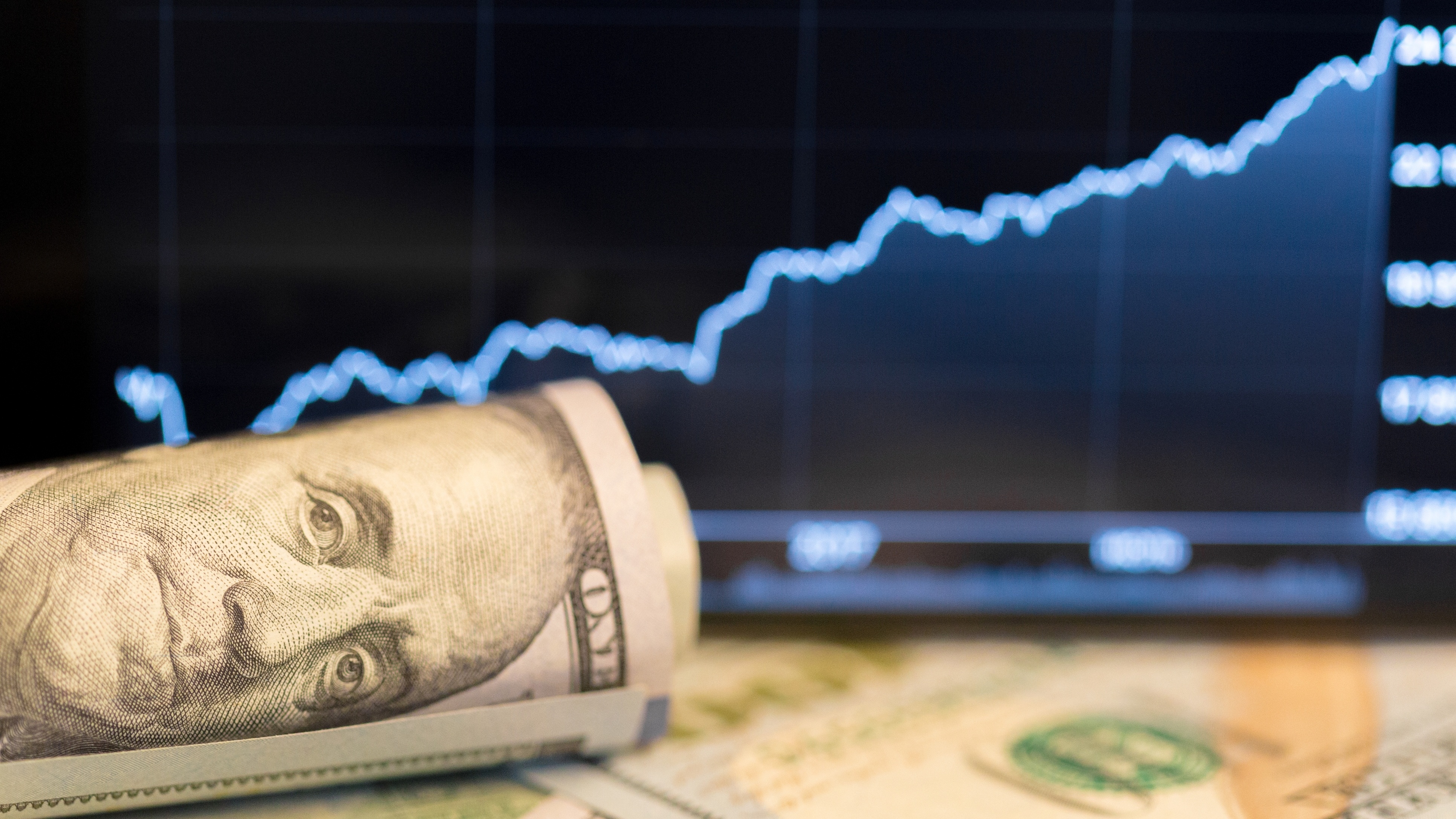 Um cofrinho com notas de Dólares dos Estados Unidos sobre um sofá azul.  Economia e investimentos. Stock Photo