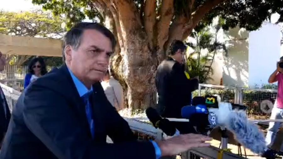 Jair Bolsonaro conversa com jornalistas na manhã desta sexta-feira (16); entrevista foi exibida em live do presidente - Reprodução/Facebook