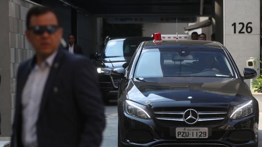 Um comboio de veículos leva o presidente Jair Bolsonaro (PSL) para o aeroporto de Congonhas após receber alta no hospital Vila Nova Star, em São Paulo - Rahel Patrasso/Reuters