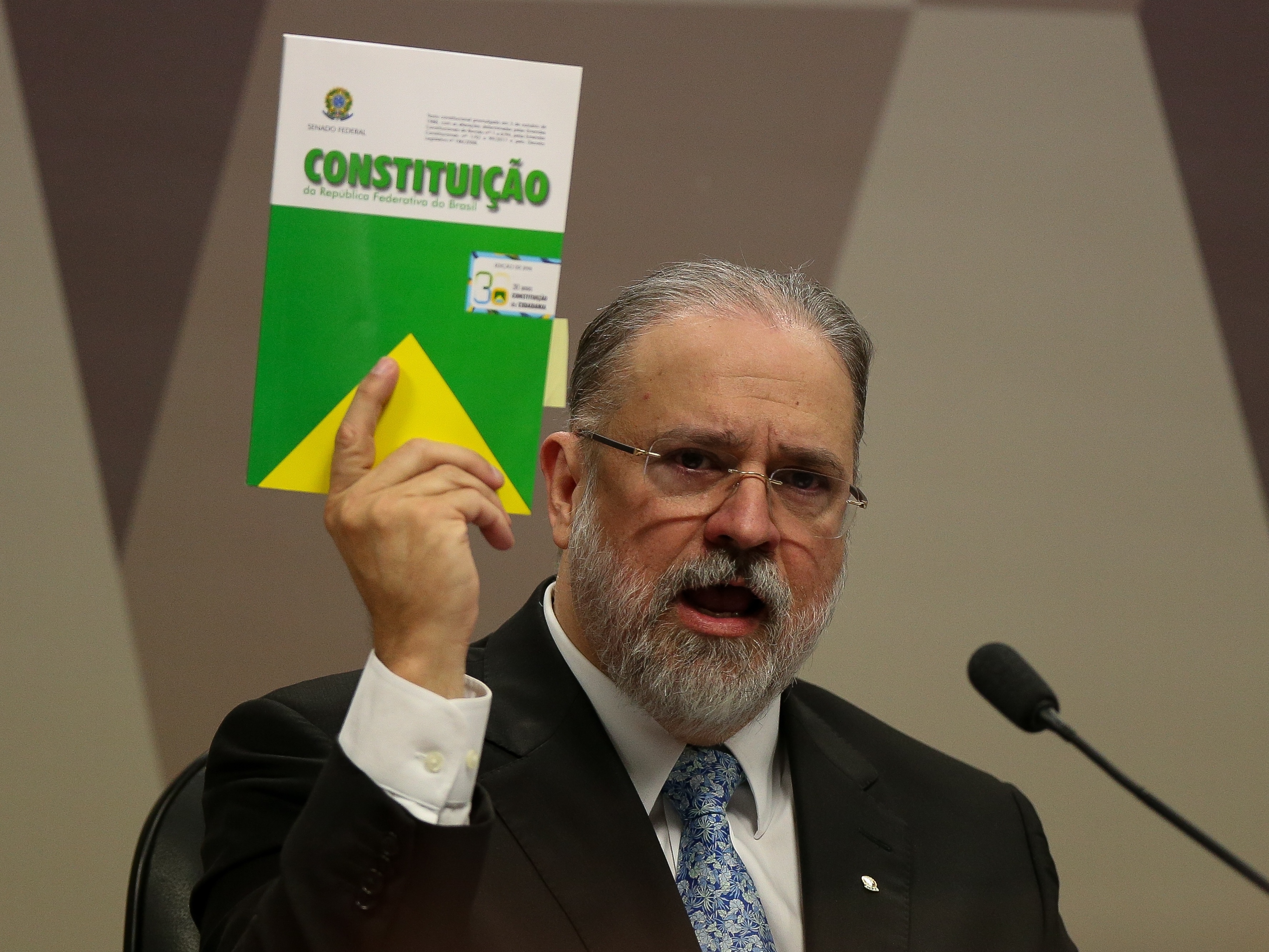 Aras diz que MP irá à Justiça caso Bolsonaro decrete isolamento vertical