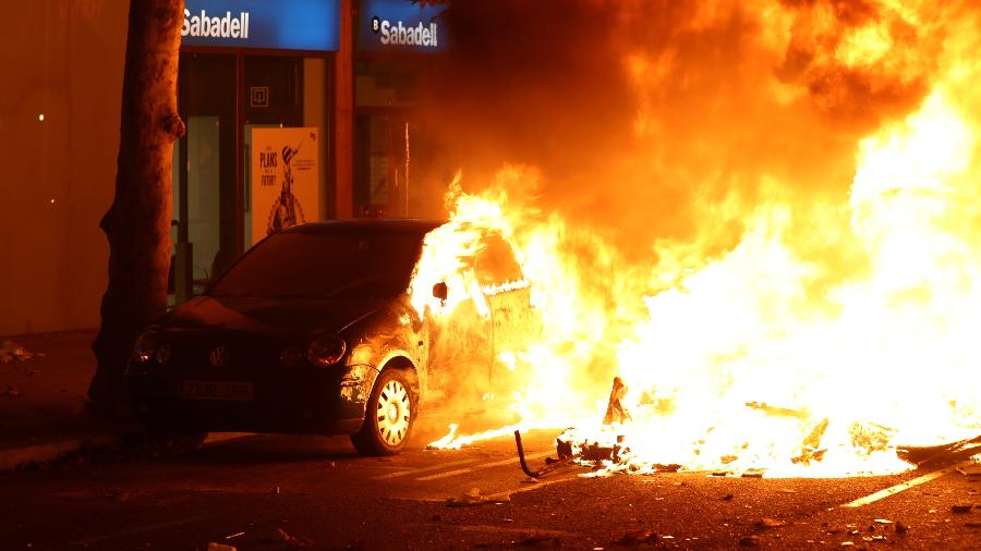 Carro pega fogo em Barcelona durante protestos - Jon Nazca/Reuters