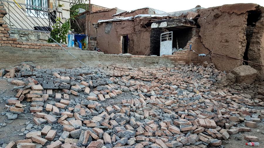 Vista de uma casa danificada após um terremoto atingir a cidade de Tark, no noroeste do Irã - Reuters