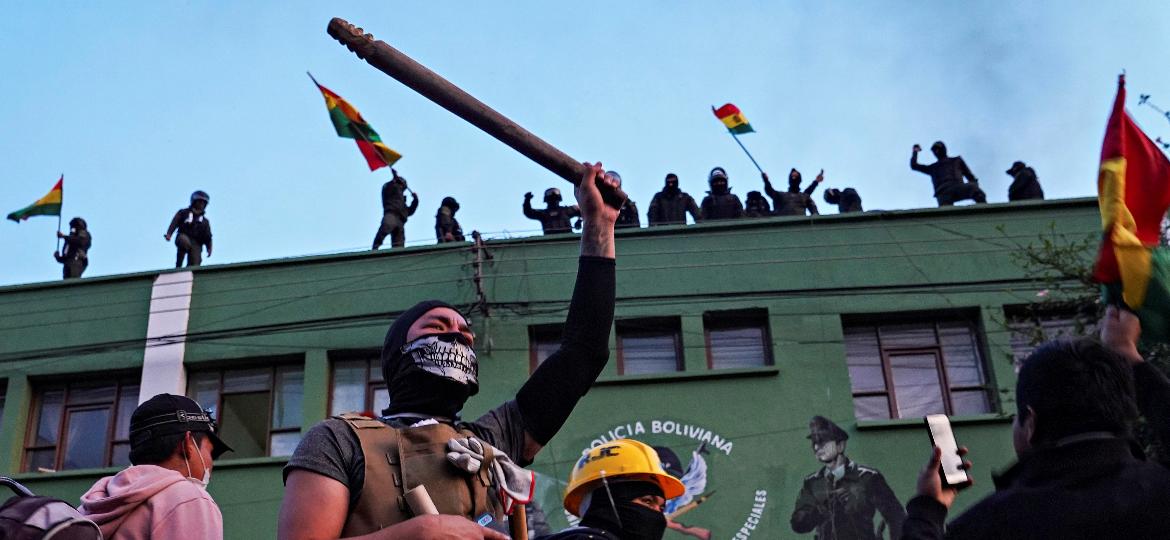 8.nov.19 - Oponentes de Evo Morales protestam nas ruas de Cochabamba, na Bolívia, em frente a sede da polícia  - Danilo Balderrama/Reuters
