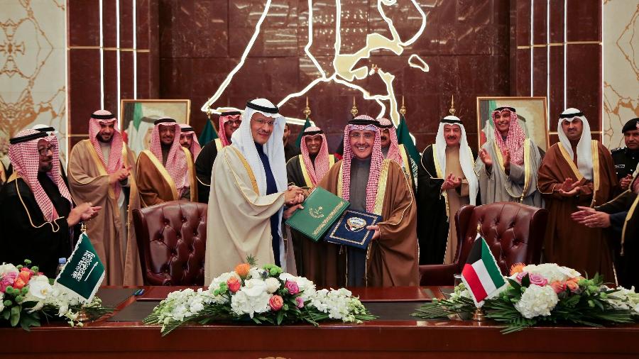 O ministro das Relações Exteriores do Kuwait, Ahmed Nasser al-Mohamed (no centro, à esquerda), trocando documentos com o ministro do Petróleo saudita, o príncipe Abdulaziz bin Salman - AFP