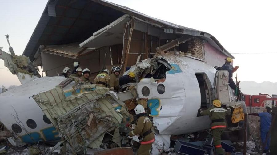 Socorristas trabalham no local da queda do avião perto de Almaty, no Cazaquistão - Comitê de Situações de Emergência do Ministério do Interior do Cazaquistão/Xinhua