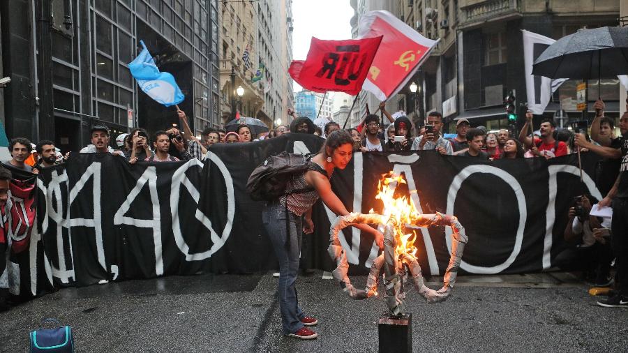 09.jan.2020 - Manifestantes ateiam fogo em catraca durante protesto contra o aumento na tarifa do transporte público em SP - Daniel Teixeira/Estadão Conteúdo