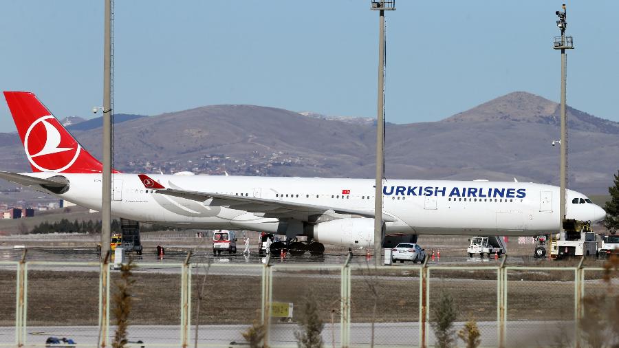 25.fev.2020 - Passageiros e tripulantes de um avião da Turkish Airlines vindo de Teerã ficarão em quarentena - Stringer/Reuters