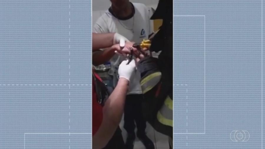 Bombeiros são chamados para serrar aliança preso em dedo de adolescente em GO - Reprodução/TV Anhanguera