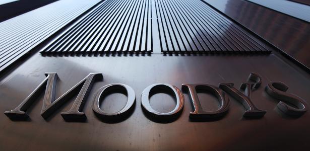 Агентство Moody's понизило кредитный рейтинг Соединённых Штатов в прошлую пятницу, ссылаясь на растущие долги и проценты. Страна, которая раньше имела максимальный рейтинг 