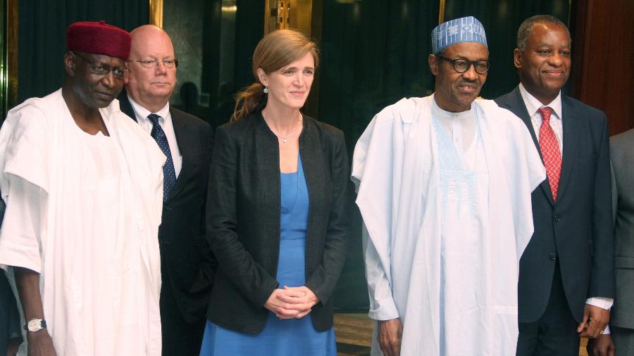 Em foto de 2016, Abba Kyari (à esq.) aparece junto a membros da ONU e ao presidente Mohammadu Buhari - Philip Ojisua/AFP