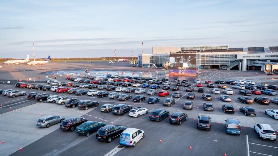 Aeroporto de Vilnius, na Lituânia, virou um grande cinema drive-in - Divulgação