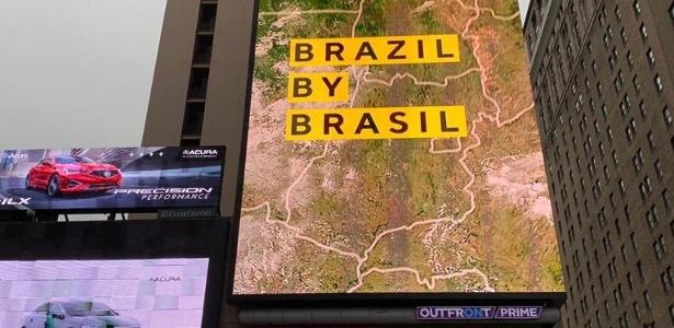 Painel com campanha do governo brasileiro em esquina na região da Penn Station, em Nova York