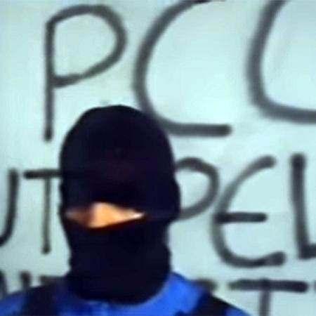 Integrante do PCC lê manifesto que foi exibido pela TV Globo - Reprodução - 13.ago.2006