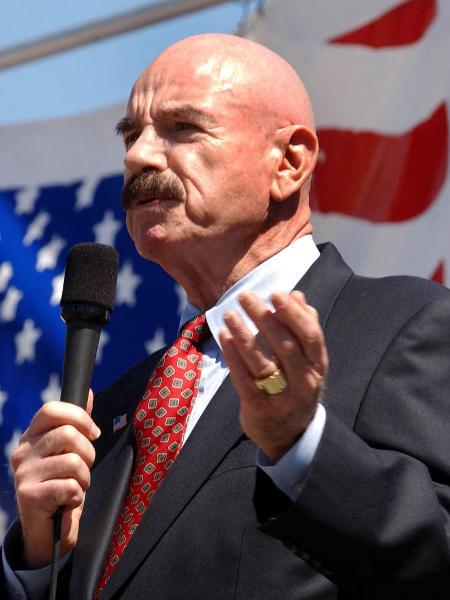 G. Gordon Liddy fala durante um evento deapoio às tropas dos EUA no Iraque, no dia 12 de abril de 2003 - DAVID S. HOLLOWAY/AFP