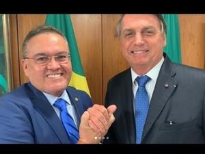 O senador Roberto Rocha (PSDB-MA) cumprimenta o presidente Jair Bolsonaro no Palácio do Planalto - Reprodução/Redes sociais - Reprodução/Redes sociais