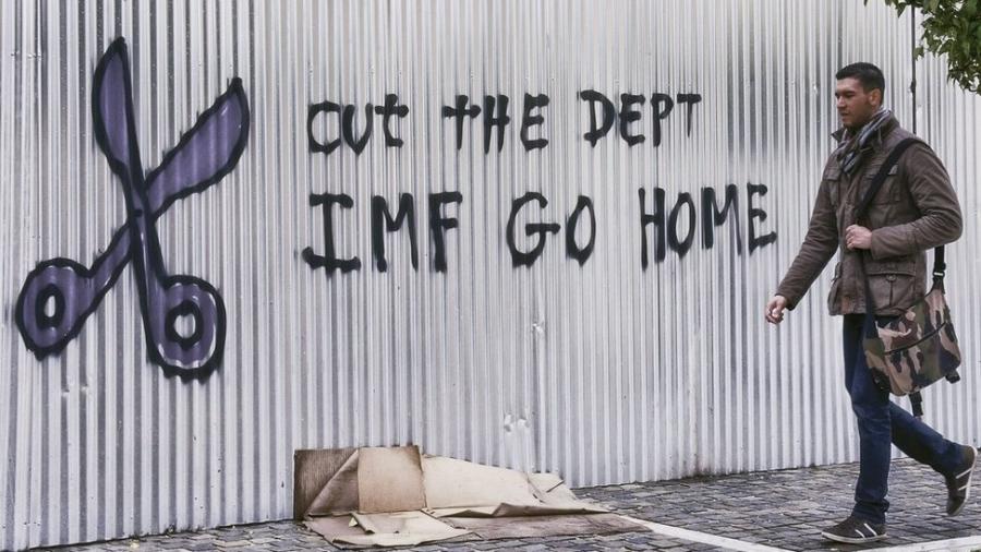 Grafite em Atenas em 2015 diz "FMI vá embora": efeitos da crise financeira de 2008 na Europa marcaram guinada - Getty Images