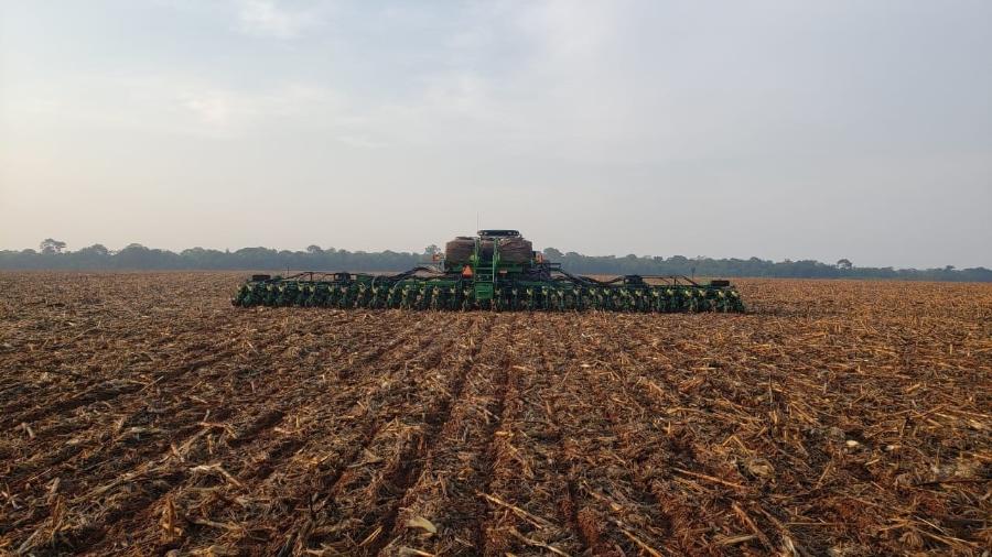 Grupo Bom Futuro plantando soja, em setembro