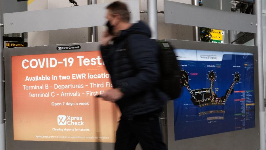 30.nov.2021 - Placa sobre teste de covid-19 é no Aeroporto Internacional Newark Liberty, em Nova Jersey, nos EUA - Spencer Platt/Getty Images via AFP