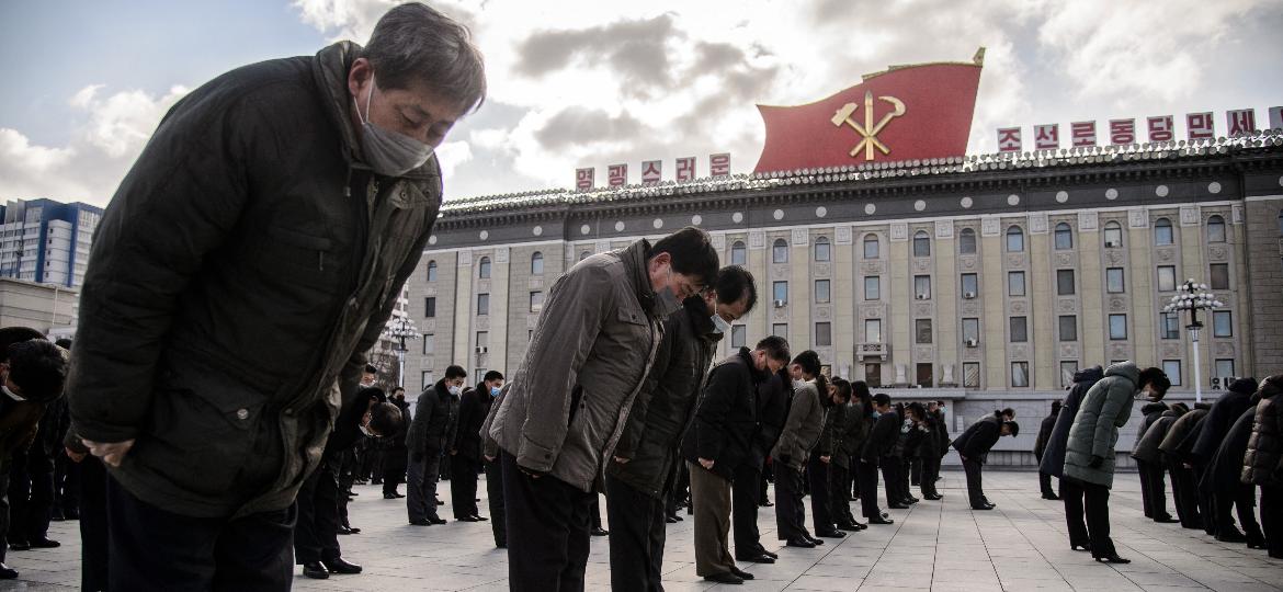 17.dez.2021 - Pessoas se curvam para prestar homenagem ao ex-ditador Kim Jong-il, pai de Kim Jong Un, na Coreia do Norte - Kim Won Jin/AFP