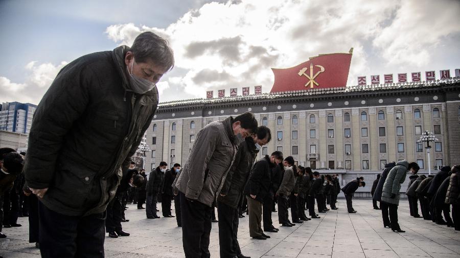 17.dez.2021 - Pessoas se curvam para prestar homenagem ao ex-ditador Kim Jong-il, pai de Kim Jong Un, na Coreia do Norte - Kim Won Jin/AFP