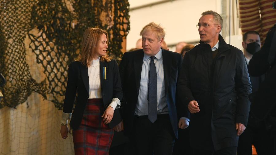 A primeira-ministra da Estônia, Kaja Kallas, o primeiro-ministro do Reino Unido, Boris Johnson, e o secretário-geral da Otan, Jens Stoltenberg, durante anúncio de reforço de tropas da aliança no Leste Europeu - Divulgação/ Otan
