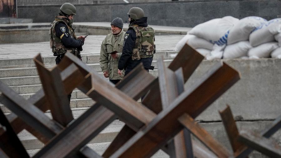 Construções antitanque da área de guarda policial são enviadas no centro de Kiev, Ucrânia - Gleb Garanich/Reuters