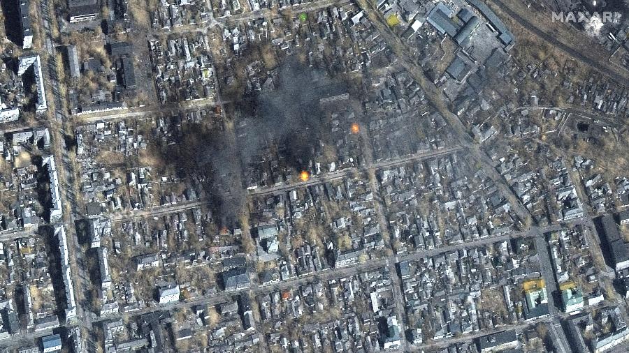 Incêndios perto da rua Fontanna, no leste de Mariupol, Ucrânia, 14 de março de 2022 - Maxar Technologies/Via Reuters