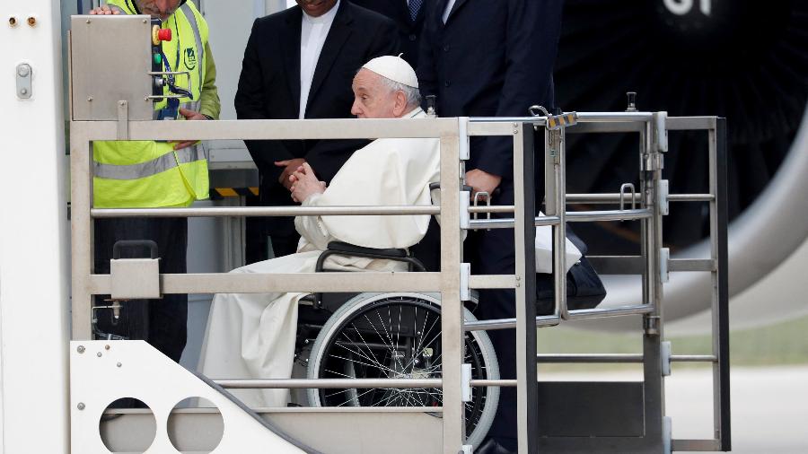 Papa Francisco embarca em avião papal para viajar ao Bahrein, no Aeroporto Internacional Fiumicino, em Roma - REUTERS/Remo Casilli