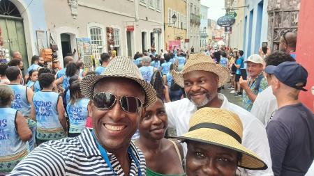 O guia Josuel Queiroz com um grupo de turistas no Centro Histórico de Salvador - Divulgação / Olafemi Tours - Divulgação / Olafemi Tours