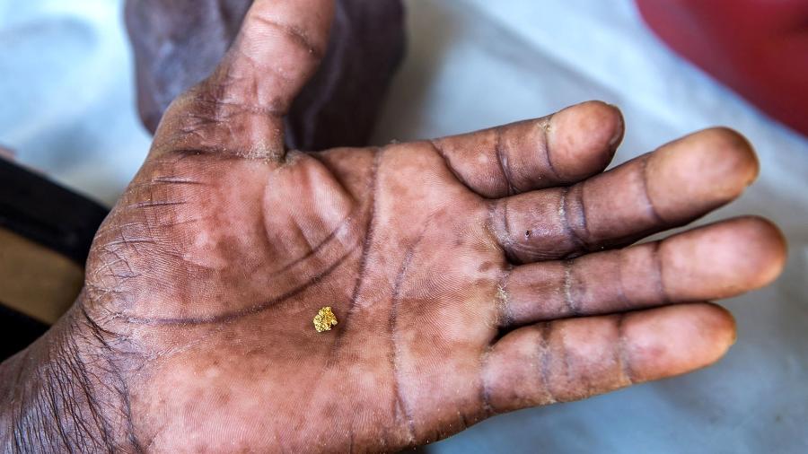 19.08.2018 - Trabalhador exibe pedra de ouro extraída de garimpo ilegal em Itaituba (PA)  - Lilo Clareto/Repórter Brasil