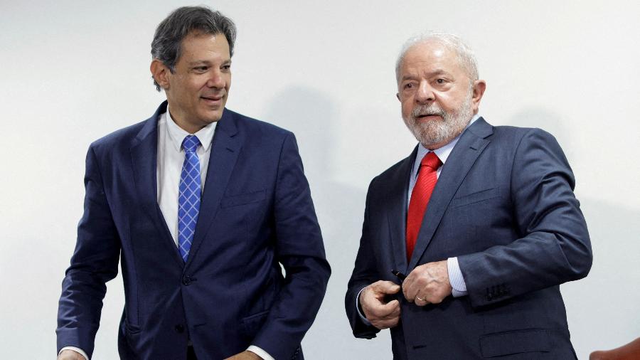 Ministro da Fazenda, Fernando Haddad, ao lado do presidente Lula. - 12.jan.2023 - Adriano Machado/Reuters