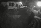 Homem com saco de lixo na cabeça assalta santuário em Pernambuco - Reprodução de câmera de segurança