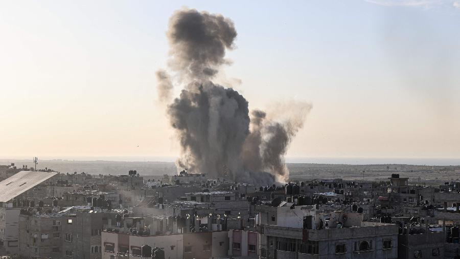 Fumaça e poeira após um ataque aéreo israelense em Rafah, no sul da Faixa de Gaza, em 30 de outubro de 2023