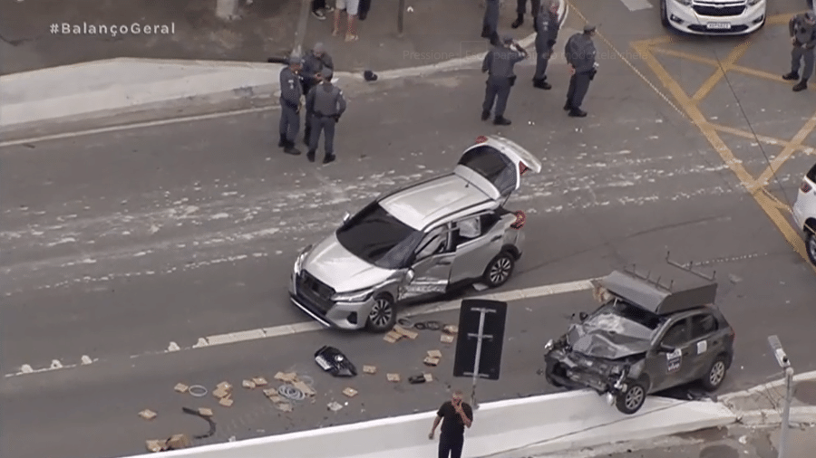 Bandidos bateram em carro de companhia telefônica após perseguição policial